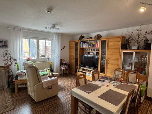 Blick in den Wohn-/Essbereich - 2 Zimmer Etagenwohnung zum Kaufen in Fürth