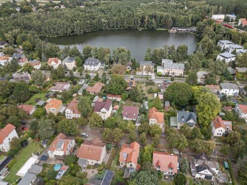 Luftaufnahme: Haus in idyllischer Lage mit See in der Umgebung - 