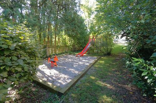 kleiner Spielplatz im Garten - 
