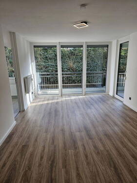 Wohnzimmer - Renovierte 2,5-Zimmer-Wohnung in Heidelberg Mombertplatz (incl. Tiefgarage)