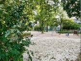 Grünanlage mit Spiel- und Sportplatz (hinter dem Haus) - 