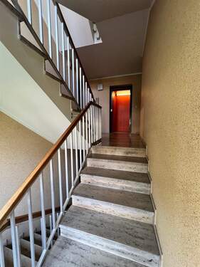 Treppenhaus mit Lift - 