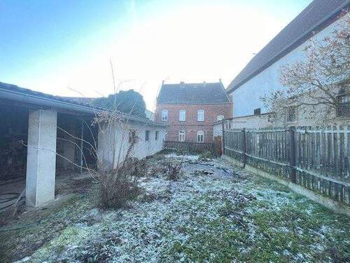 Blick zum Haus aus dem Garten - Einfamilienhaus mit 142,00 m&sup2; in Laucha zum Kaufen