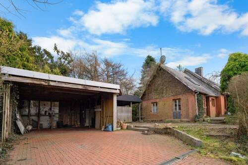 Carport und Stellplätze - 5 Zimmer Einfamilienhaus in Nindorf