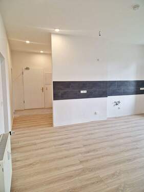 Küche Blick in Diele.jpg - 5-Raum Wohnung im EG - 670,00&nbsp;EUR Kaltmiete, ca.&nbsp; 112,00&nbsp;m&sup2;&nbsp;Wohnfl&auml;che
