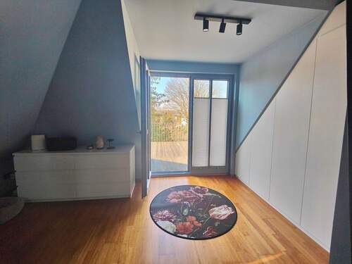 Schlafzimmer Dachgeschoss mit Ausgang zur Dachterrasse - 