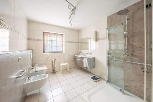 Badezimmer EG - Einfamilienhaus mit 230,70 m&sup2; in Iserlohn zum Kaufen