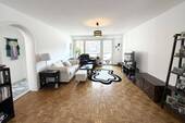 Wohn- und Esszimmer - Beliebte Lage Stuttgart-West: Charmante 3,5-Zimmer-Wohnung mit Balkon & EBK - befristet auf 2 Jahre