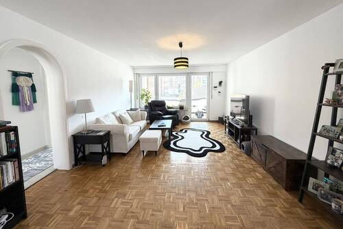 Wohn- und Esszimmer - Beliebte Lage Stuttgart-West: Charmante 3,5-Zimmer-Wohnung mit Balkon & EBK - befristet auf 2 Jahre