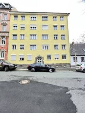 Hausansicht vorn - 3 Raum Wohnung mit Balkon für kleine Familie - Frisch renoviert