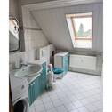 Badezimmer mit Dachfenster - 