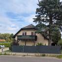 Zweistöckiges Haus mit Balkon - Charmante 2-Zimmer-Wohnung mit Potenzial und Blick auf die Landeskrone
