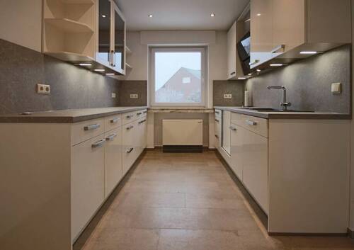 008 - 2-Zimmer-Wohnung mit Dachterrasse und Kfz-Stellplatz