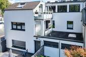 Hausansicht - Hochwertige 3-Zimmer-Wohnung mit Balkon und Garage in kernsaniertem 3-Parteienhaus