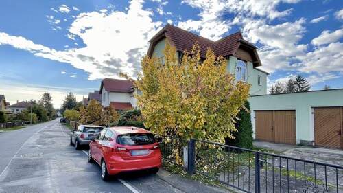 Straßenansicht mit Garagen - 
