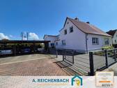 Straßenansicht mit Carport - Viel Platz für Wohnträume: Gepflegte Doppelhaushälfte mit Traumblick & Pool auf 1000 qm!