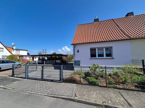 Straßenansicht mit Carport - 6 Zimmer Einfamilienhaus zum Kaufen in Delitzsch