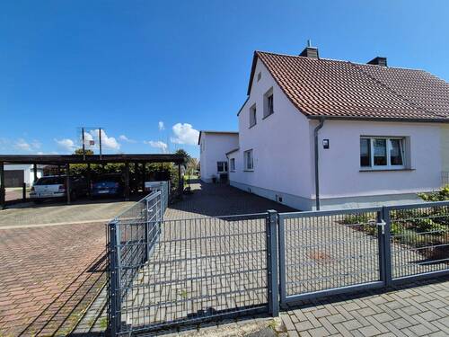 Straßenansicht mit Carport - 6 Zimmer Einfamilienhaus in Delitzsch
