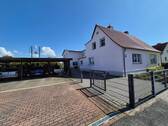Straßenansicht mit Carport - 