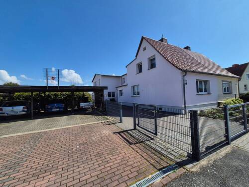 Straßenansicht mit Carport - 