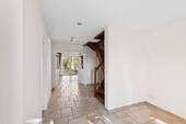 Eingangsbereich und Holztreppe - 