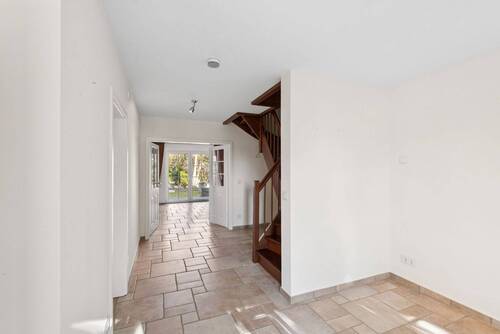 Eingangsbereich und Holztreppe - 