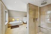 Bad mit Wanne und Dusche im OG - 