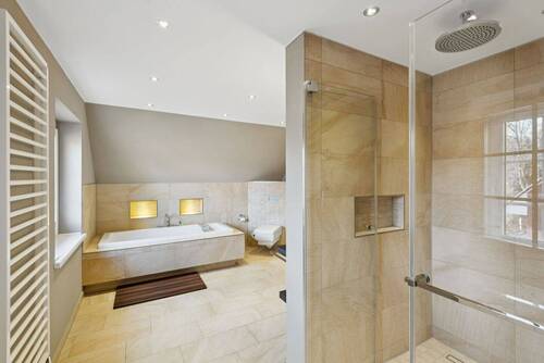 Bad mit Wanne und Dusche im OG - 
