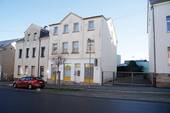 Straßenansicht rechts - 8 Zimmer Mehrfamilienhaus, Wohnhaus zum Kaufen in Netzschkau