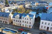 Luftaufnahme rechts - 8 Zimmer Mehrfamilienhaus, Wohnhaus in Netzschkau