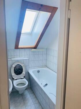Bad mit Fenster - 1 Zimmer Etagenwohnung in Markkleeberg