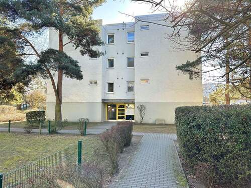 Fassade frontal - Tegel-Reinickendorf - 2 Zi - Schöne Bleibe mit Ost-Balkon mit Grünblick und mit Garage