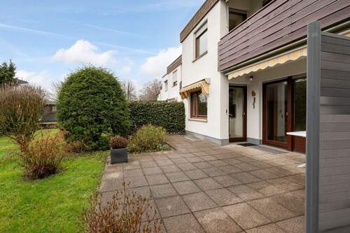 Terrasse mit Markise - Gepflegtes Reihenendhaus mit guter Substanz in ruhiger Lage von Schwalbach-Limes