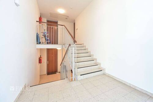 Treppenhaus Blick Wohnung - 