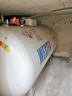 Flüssiggastank unter Werkstatt.JPG - 