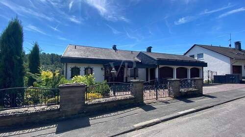 Ansicht von der Straße - 7 Zimmer Einfamilienhaus zum Kaufen in Netphen / Dreis-Tiefenbach