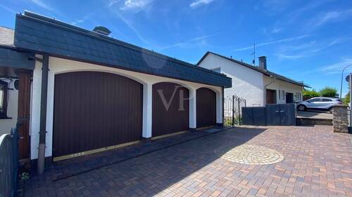 Garage für Pkws mit elektr. Toröffner - 7 Zimmer Einfamilienhaus in Netphen / Dreis-Tiefenbach