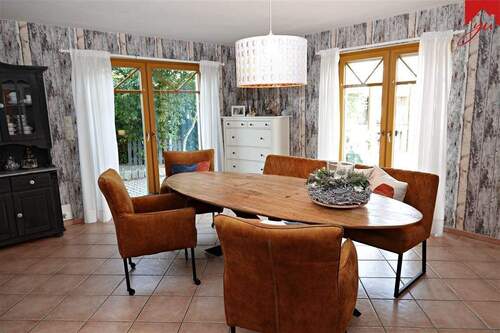 Esszimmer mit Zugang zu Garten - 