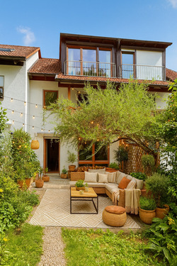 Einrichtungsbeispiel Gartenbereich KI generiert - Reihenhaus mit Terrasse und Garten in Windach nahe Ammersee zu verkaufen