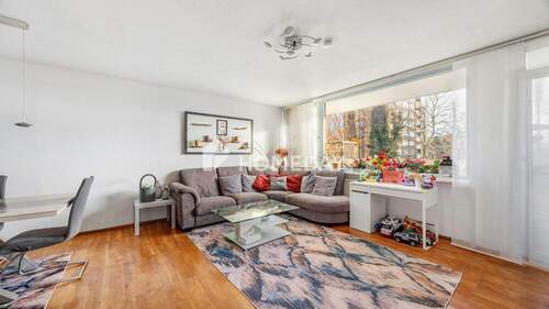 Wohnzimmer 1 - Großzügige 3-Zimmer-Wohnung mit 2 Loggien und Weitblick ins Grün in Kerpen Sindorf