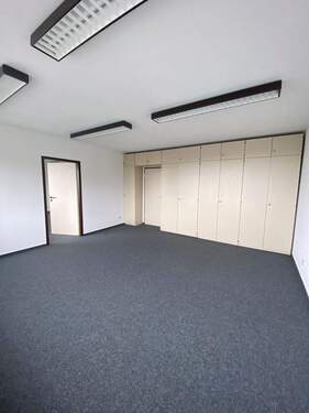 4. OG RAum 422 mit Schrankwand.jpg - 