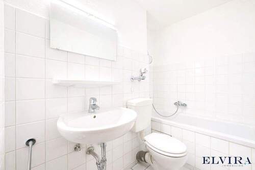 Badezimmer mit Badewanne und WC - 