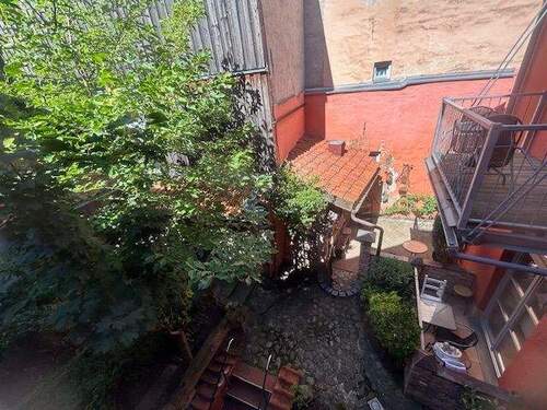 Blick vom Balkon auf den Hof - Etagenwohnung mit 85,00 m&sup2; in Stralsund zur Miete