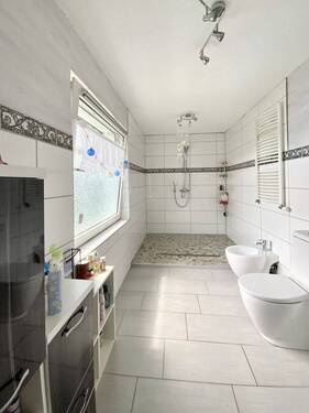 auch hier mit bodentiefer Dusche - 