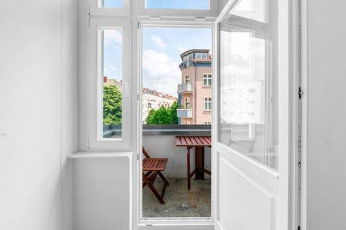 Zimmer mit Balkonzugang - 2 Zimmer Etagenwohnung in Berlin