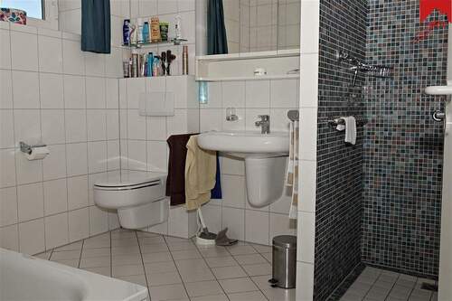 Badezimmer mit Badewanne und Dusche - 