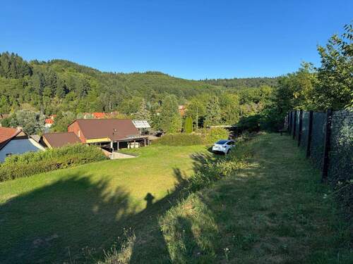 Blick Rückansicht Grundstück und Haus - 