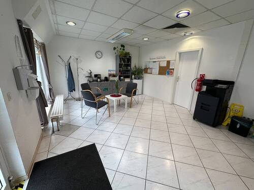 Hauptraum mit schöner Fensterfront - 2 Zimmer Büro in Neustadt am Rübenberge