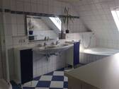 Eckbadewanne und Duschkabine - 