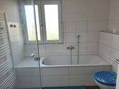 Tageslichtbad mit Wanne und Dusche - 